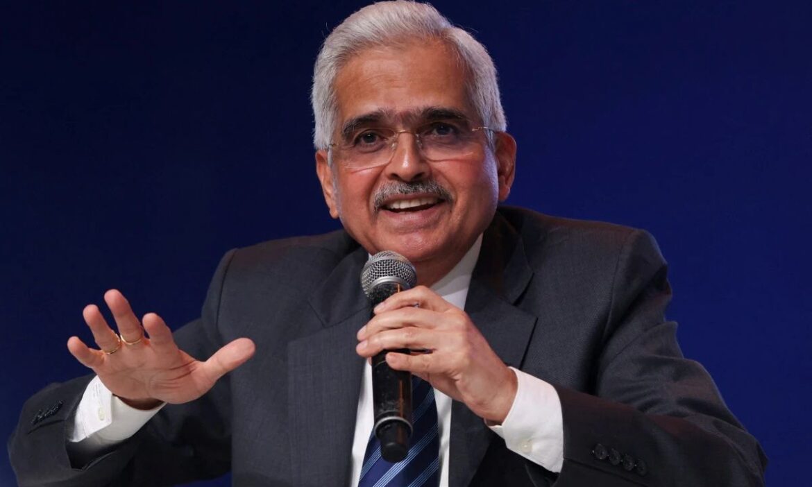 RBI Governor: RBI गवर्नर शक्तिकांत दास ने मंगलवार को महंगाई को लेकर बड़ा बयान दिया है. उन्होंने कहा कि महंगाई और ग्रोथ में बैलेंस बहाल करना हमारे सामने सबसे जरूरी कार्य है.