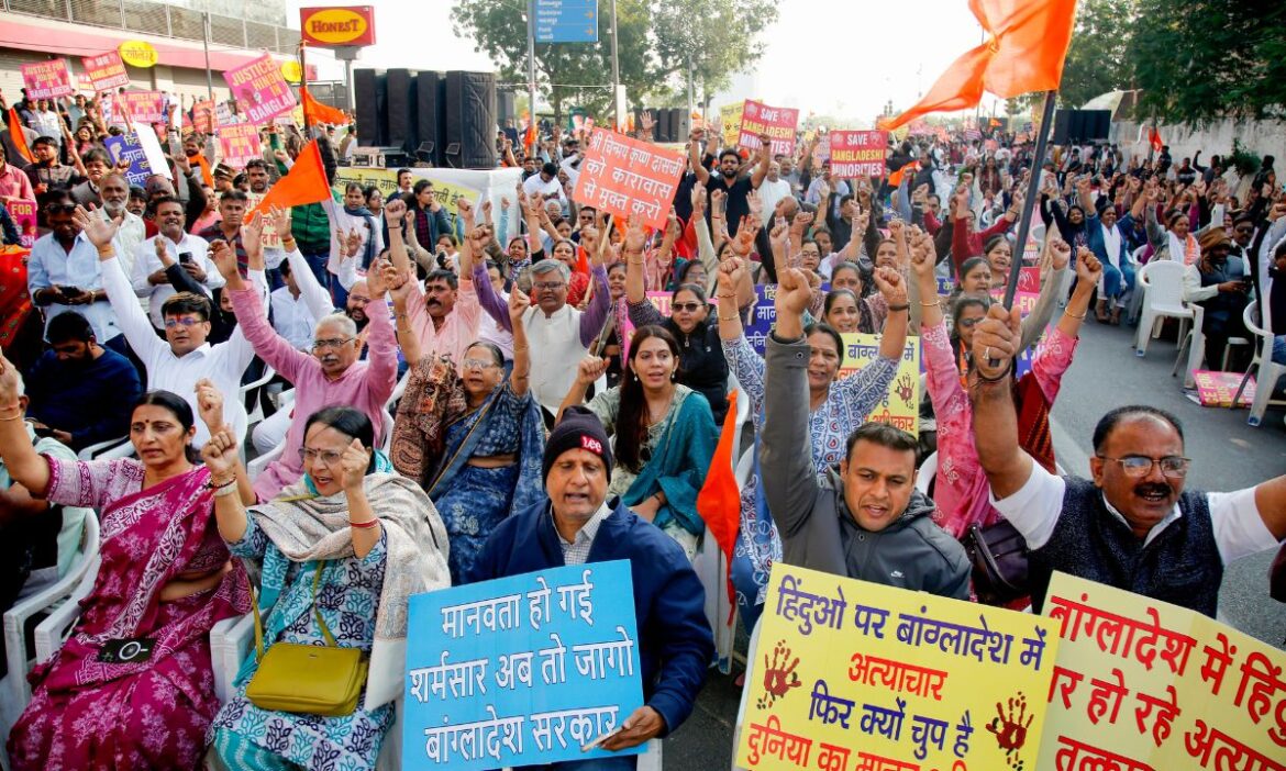 Bangladesh News: बांग्लादेश में हिंदू अल्पसंख्यकों पर हो रहे लगातार अत्याचार को लेकर भारत में मुस्लिम संगठन 'मुस्लिम राष्ट्रीय मंच' ने जमकर विरोध किया है.