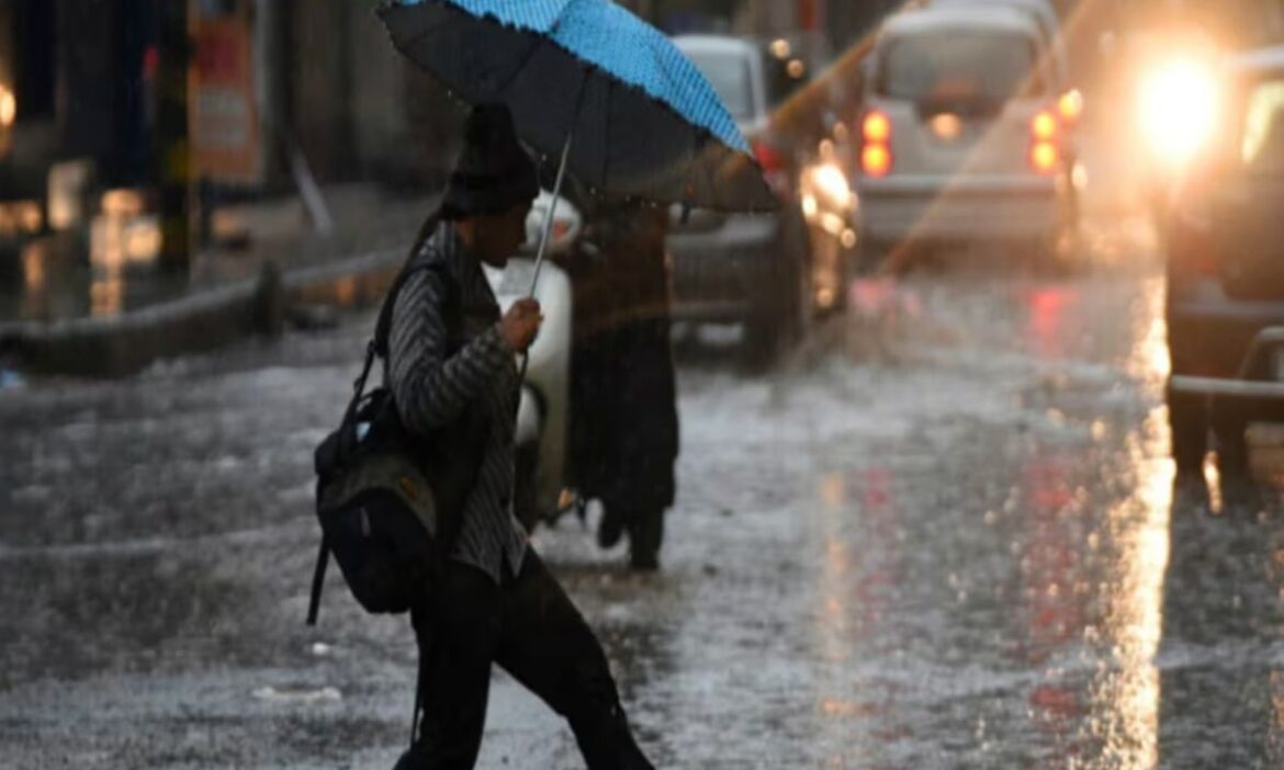 Weather Forecast: पहाड़ों पर बर्फबारी ने बढ़ाई लोगों की टेंशन, उत्तर भारत में बारिश से और बढ़ेगी ठंड