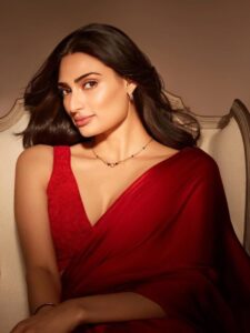 नई दुल्हन पर खूब जचेंगे Athiya Shetty के सूट और साड़ी डिजाइन्स