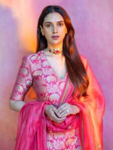 Aditi Rao Hydari के ये सूट डिजाइन्स हैं नई बहू के लिए परफेक्ट