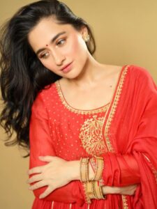 नई बहू के लिए परफेक्ट हैं ऐसे 8 तरह के फुल स्लीव्स ब्लाउज