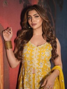 नई बहू के लिए एकदम कमाल हैं Akanksha Puri के ये सूट लुक्स