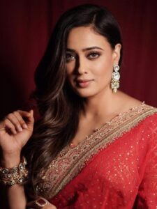 बन जाएंगी सेंटर ऑफ अट्रैक्शन, पहनें Shweta Tiwari जैसे साड़ी-लहंगे