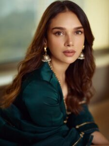 Aditi Rao Hydari के खूबसूरत ब्लाउज से लेकर सूट डिजाइन्स