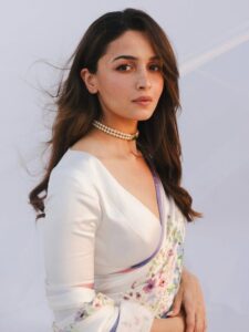सफेद साड़ी में चांद का टुकड़ा लगती हैं राहा की मम्मी Alia Bhatt