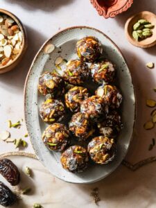 घर पर इस आसान रेसिपी से बनाएं टेस्टी और हेल्दी खजूर के लड्डू