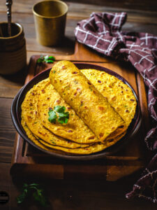 नाश्ते के लिए झटपट ऐसे बनाएं बेसन का चटपटा पराठा