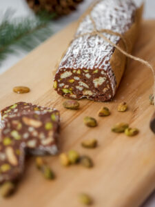 न्यू ईयर पार्टी के लिए डेजर्ट में बनाएं यमी चॉकलेट सलामी