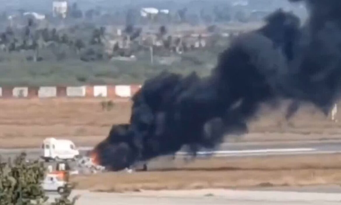 Coast Guard Helicopter Crashes : गुजरात के पोरबंदर से बुरी खबर सामने आई है. तटरक्षक बल का हेलिकॉप्टर दुर्घटनाग्रस्त होने से 3 लोगों की मौत हो गई.