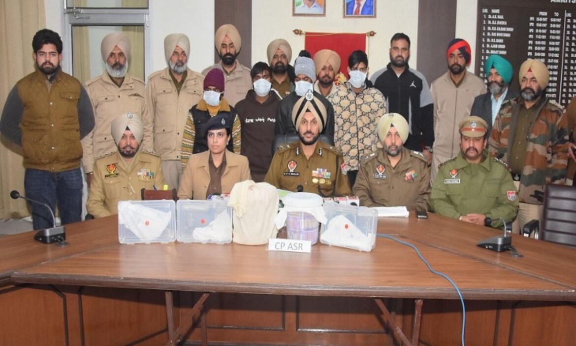 Punjab News: पंजाब के अमृतसर में पुलिस ने 12 लोगों को मादक पदार्थों और हथियारों की तस्करी के आरोप में गिरफ्तार किया है.