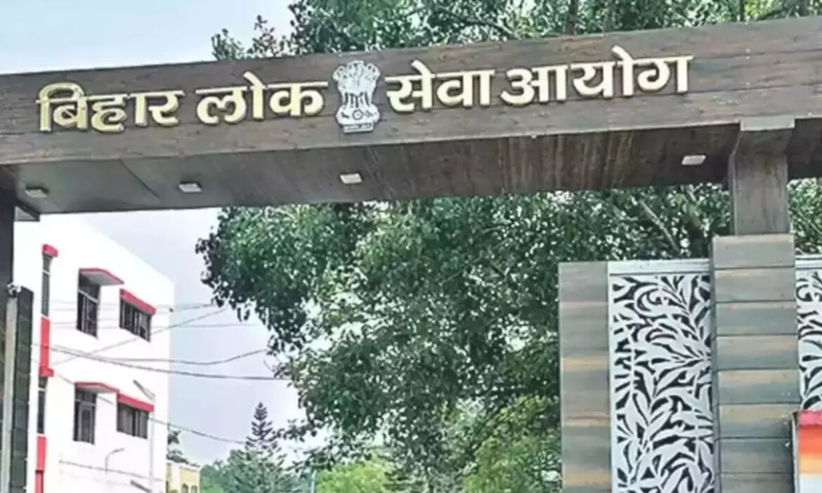 BPSC Exam : पटना के 22 केंद्रों पर बिहार लोक सेवा आयोग का री-एग्जाम जारी है. इसके लिए सुरक्षा के चाक-चौबंद इंतजाम किए गए हैं.