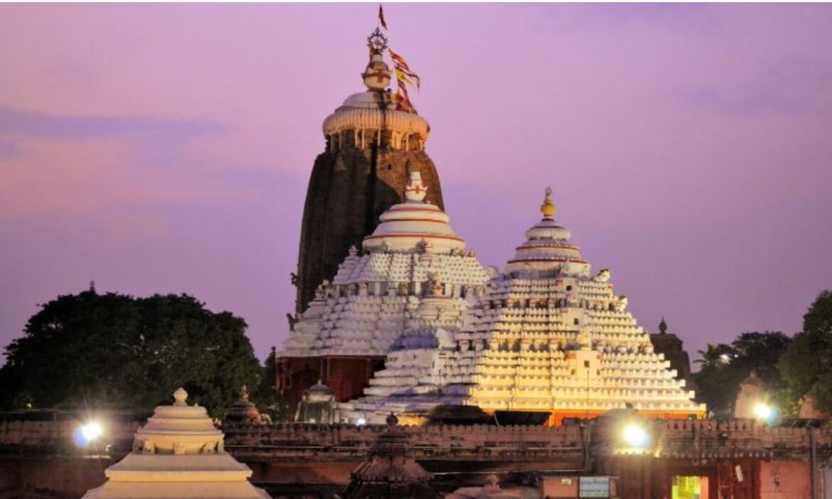 Puri Jagannath Temple In Chaos: ओडिशा के पुरी में जगन्नाथ मंदिर के ऊपर ड्रोन को देखा गया है. इसे लेकर प्रशासन अलर्ट हो गई है और जांच में लगी है.