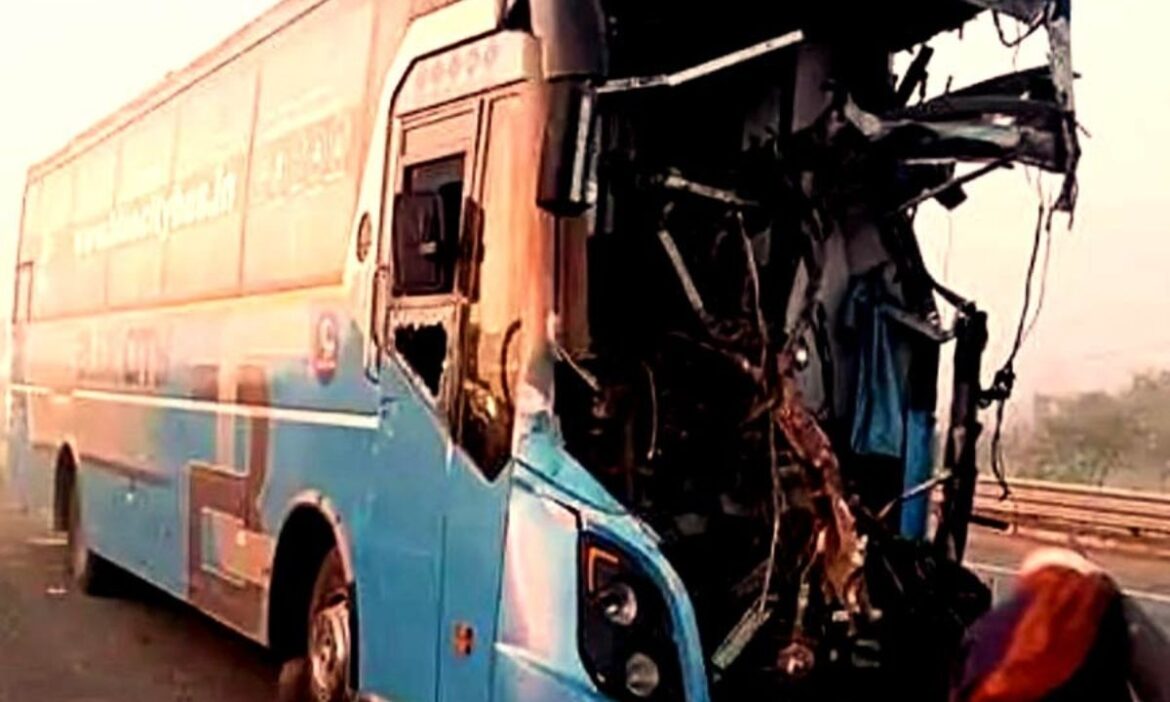 Rajasthan News: राजस्थान क दौसा से दिल दहला देने वाली खबर सामने आई है. दिल्ली-मुंबई एक्सप्रेसवे पर एक निजी बस दो ट्रकों से टकरा गई जिसके बाद से गंभीर हादसा हो गया.