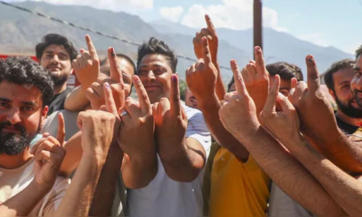 One Nation One Election : एक देश एक चुनाव को लेकर आज गठित संयुक्त संसदीय समिति (JPC) अपनी पहली बैठक कर रही है. इस बैठक में विभिन्न दलों के कई नेता शामिल हुए हैं.