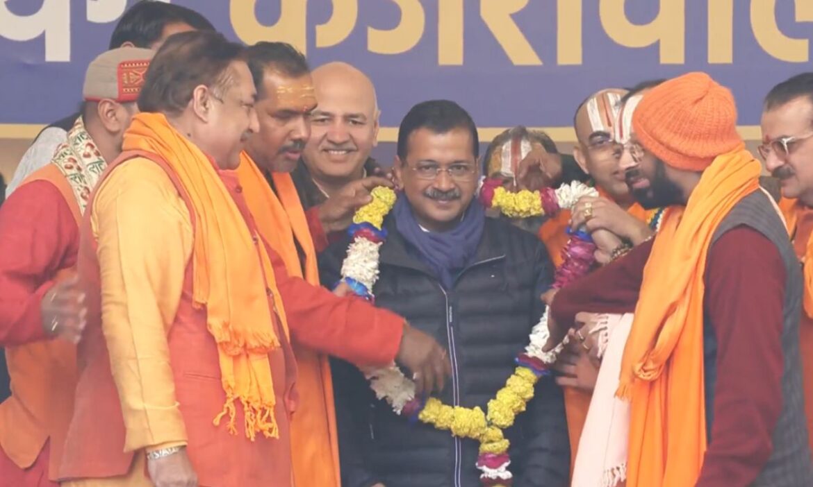 Delhi Assembly Election: दिल्ली में विधानसभा चुनाव के पहले आम आदमी पार्टी ने भारतीय जनता पार्टी को तगड़ा झटका दिया है. BJP मंदिर प्रकोष्ठ के कई सदस्य AAP के 'सनातन सेवा समिति' में शामिल हो गए हैं.