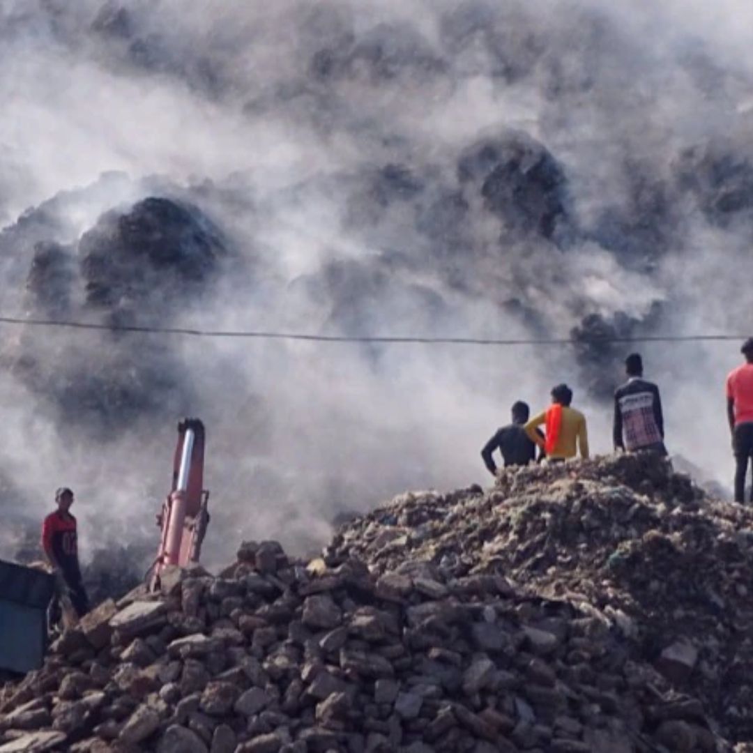 Delhi News : दिल्ली के भलस्वा गांव के पास कूड़े का बड़ा पहाड़ है, जो कई सालों से इस इलाके की सबसे बड़ी समस्या बना हुआ है. इससे लोगों को कई परेशानियों का सामना करना पड़ रहा है.