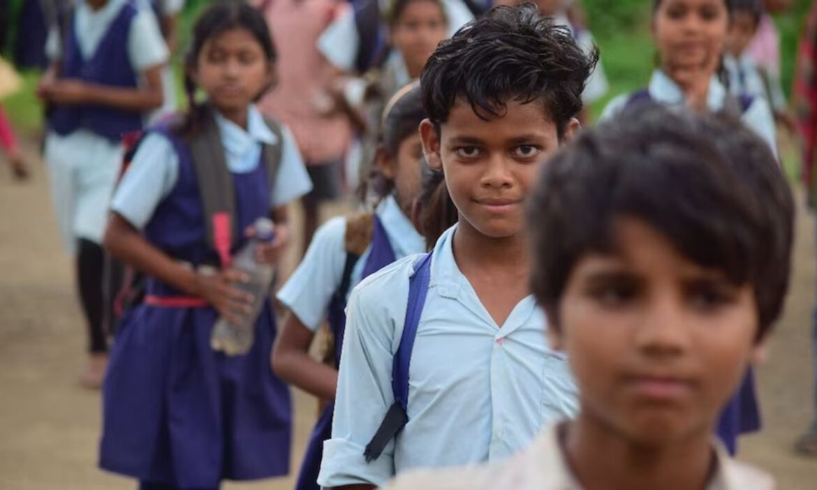 Jharkhand School Closed : झारखंड सरकार ने शीत लहर की वजह से 7-13 जनवरी तक कक्षा 8 तक की कक्षांए निलंबित कर दी हैं.