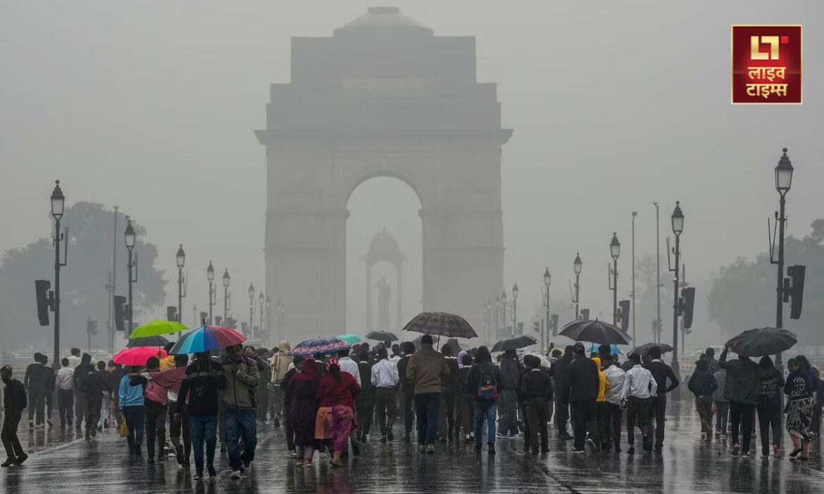 Delhi Weather Update : दिल्ली-NCR में अगले 3 दिनों में मौसम एक बार फिर करवट बदलने वाला है. 3 और 4 फरवरी को हल्की बारिश होने की संभावना है जिससे तापमान में गिरावट आएगी.