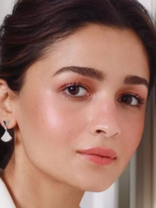 हर कोई लंबे समय तक जवां दिखना चाहता है, फिर चाहे वो लड़की हो या लड़का. खासतौर से लड़कियां अपनी स्किन को अच्छा रखने के लिए और जवां दिखने के लिए हर महीने हजारों रुपये खर्च करती हैं. आज आपके लिए उन 5 चीजों की लिस्ट लाए हैं जिन्हें अपनाकर आपकी स्किन दमकती रहेगी.