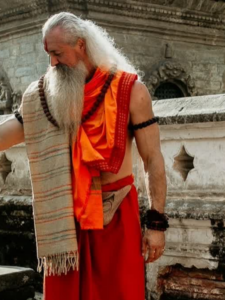 उत्तर प्रदेश के प्रयागराज में महाकुंभ 2025 का भव्य कार्यक्रम चल रहा है और बीते कुछ दिनों में करोड़ों श्रद्धालु, साधु-संत गंगा में स्नान कर चुके हैं. इसी कड़ी में हम उन बाबाओं के बारे में बताने जा रहे हैं जो सोशल मीडिया पर काफी सुर्खियां बंटोर रहे हैं.