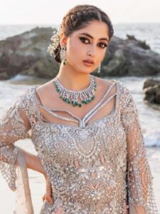 शादी में पहनकर जाएं Sajal Ali जैसी हैवी पाकिस्तानी सूट