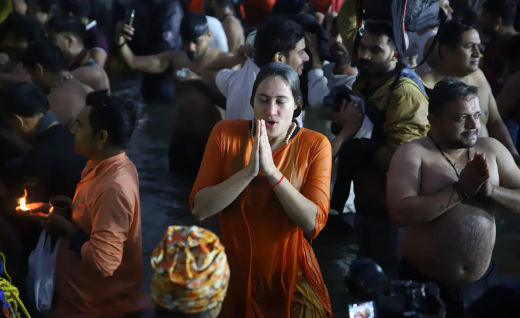 Saint Mahant and Mahamandaleshwar took a dip - Live Times
