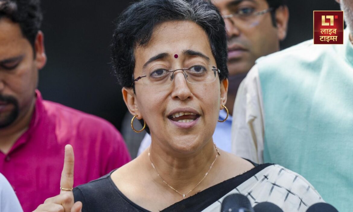 CM Atishi Resign : देश की राजधानी दिल्ली की मुख्यमंत्री आतिशी आज अपना इस्तीफा सौंप दिया है. विधानसभा चुनाव में करारी हार के सामना करने के बाद उन्होंने एक दिन बाद ही इस्तीफा देने का एलान कर दिया है.