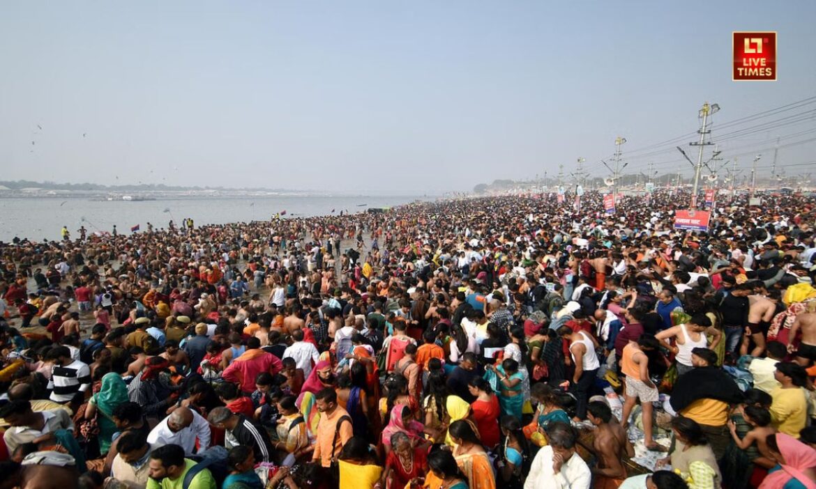 Maha Kumbh Magh Purnima Snan: प्रयागराज के संगम तट पर आज फिर श्रद्धालुओं का सैलाब उमड़ रहा है. माघ पुर्णिमा की वजह से श्रद्धालु अपने पूरे परिवार के साथ पवित्र गंगा में डुबकी लगाने के लिए पहुंच रहे हैं.