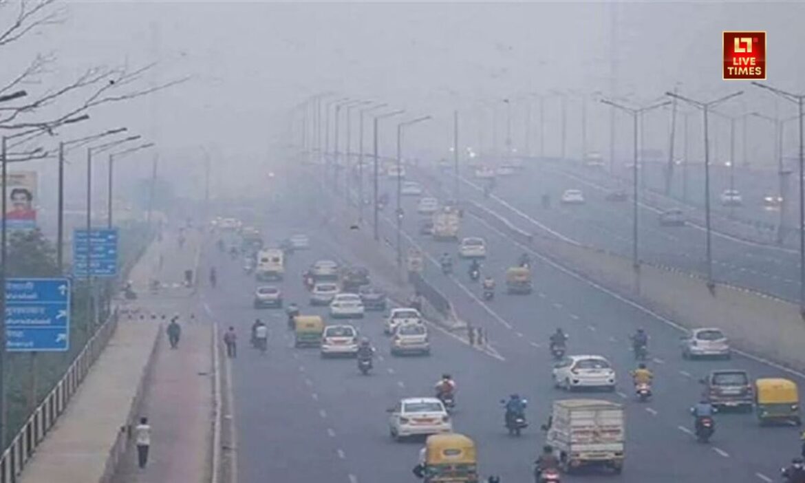 Delhi Weather Update : दिल्ली में फरवरी महीने के महीने में ही गर्मी का सामना करना पड़ रहा है. वहीं, मंगलवार को 29.7 डिग्री सेल्सियस तापमान दर्ज किया गया, जो इस साल का सबसे गर्म दिन रहा.