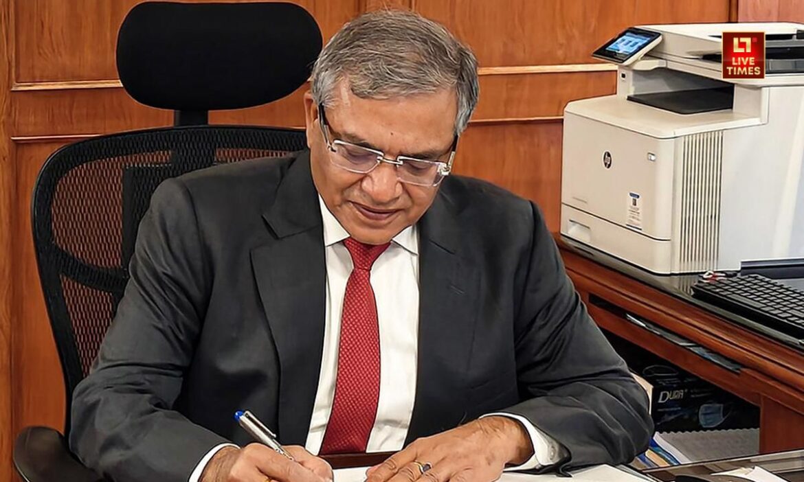 CEC Appointment: देश के नए मुख्य चुनाव आयुक्त के तौर पर ज्ञानेश कुमार को नियुक्त किया गया है. आइए इनके बारे में जानते हैं