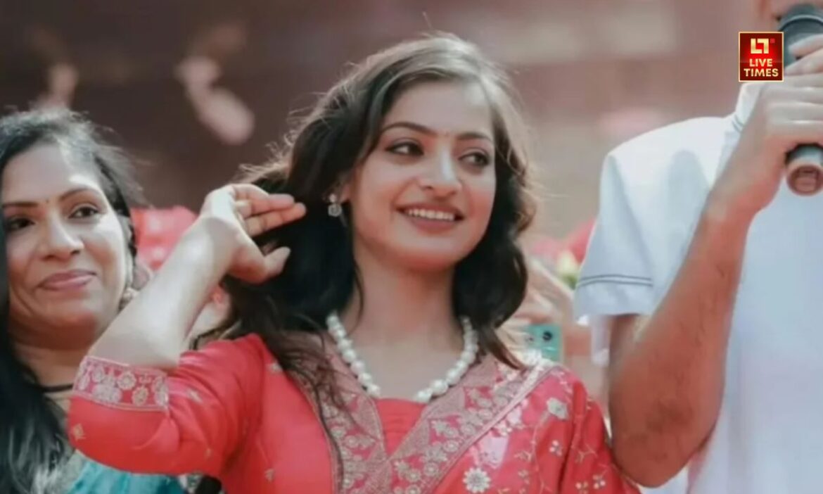 Viral Girl Monalisa: मोनालिसा ने अपने इंस्टाग्राम पेज पर एक वीडियो शेयर किया है. इस वीडियो में वह अपनी मां के साथ बैठी नजर आ रही हैं. इस दौरान वह अपनी मां को एक गिफ्ट देते नजर आ रही हैं.