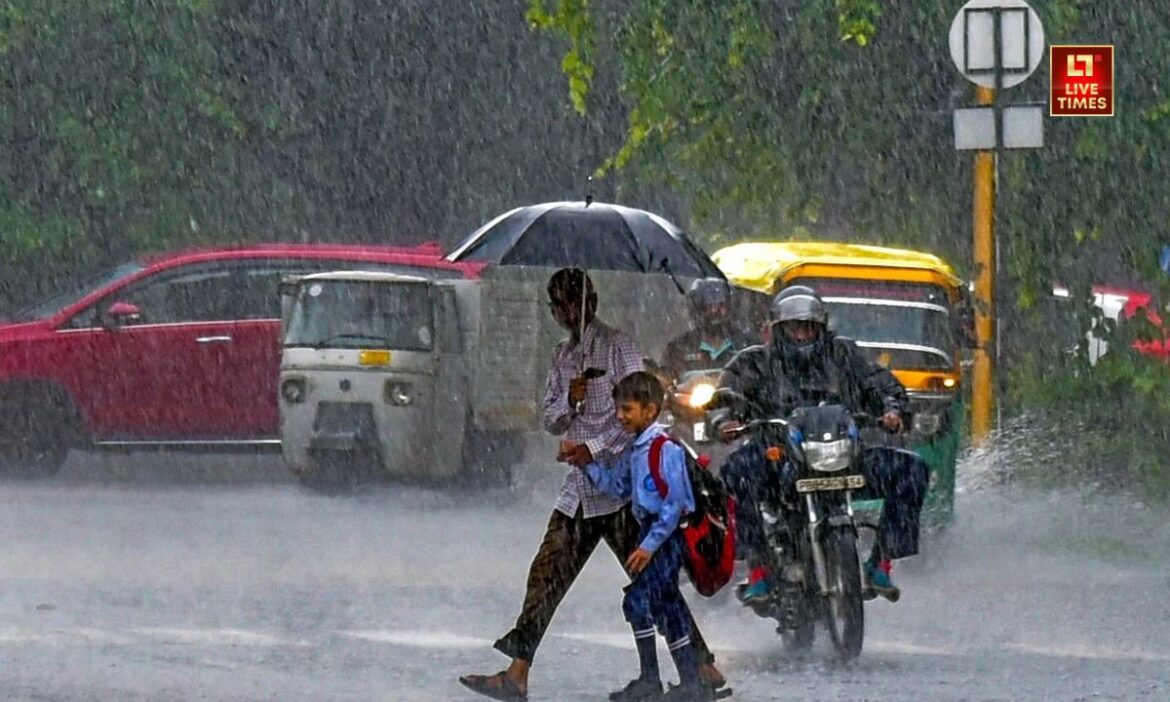 Delhi Weather Update: राजधानी में भीषण गर्मी के बाद आई राहत की बारिश से काफी नुकशान हुआ है. एक ओर जहां भीषण गर्मी से थोड़ी राहत मिली, वहीं दूसरी ओर जन-धन की हानि ने चिंता बढ़ा दी है.