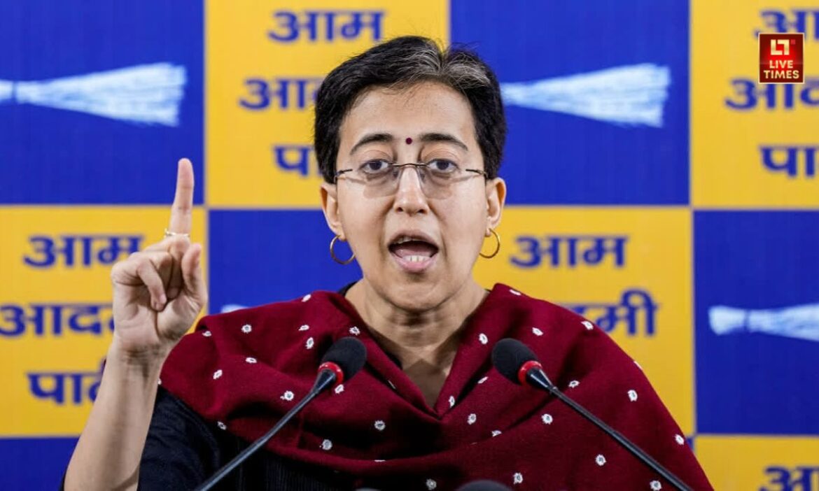 Delhi News: दिल्ली विधानसभा में अब पक्ष और विपक्ष दोनों ओर ही महिलाएं आमने-सामने होंगी. ऐसा इसलिए क्योंकि आतिशी को नेता प्रतिपक्ष चुन लिया गया है.