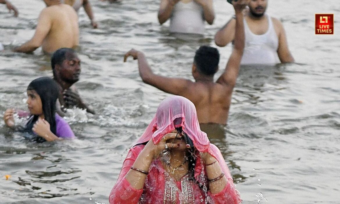 Maha Kumbh 2025 : प्रयागराज में महाकुंभ 2025 का समापन भले ही शिवरात्रि के दिन हो गया है, लेकिन अभी भी संगम नोज पर श्रद्धालुओं का तांता स्नान करने के लिए लगा हुआ है.