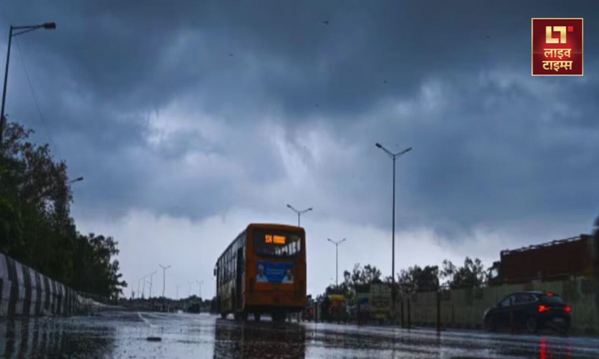 Delhi Weather Update : देश की राजधानी दिल्ली में मौसम पूरी तरह बदल चुका है. ऐसे में तापमान में भी गिरावट आई है, जिसके बाद से लोगों में ठिठुरन बढ़ गई है.