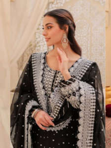 पाकिस्तान में ही नहीं भारत में भी लड़कियों के फेवरेट हैं Iiqra Aziz के ये सूट