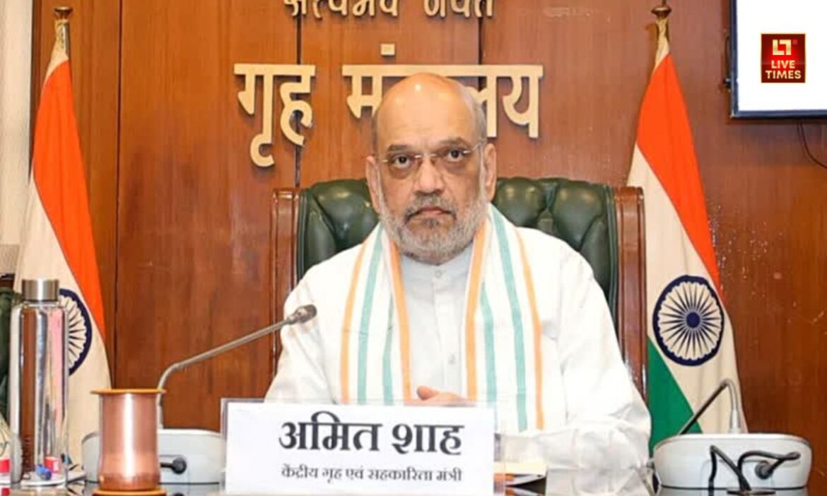 Manipur Meeting : केंद्रीय गृहमंत्री अमित शाह ने शनिवार को मणिपुर में सुरक्षा स्थिति की समीक्षा की. इस दौरान बैठक में राज्यपाल अजय कुमार भल्ला, सेना, अर्धसैनिक बल के शीर्ष अधिकारी शामिल हुए.