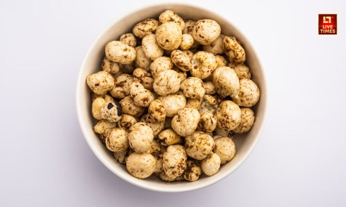 Eating Fox Nut Daily : अगर आप एक महीने तक रोजाना एक महीने तक मखाना खाते हैं, तो आपके शरीर को कई तरह के लाभ मिल सकते हैं. ऐसे में आइए जानते हैं मखाने के फायदे.