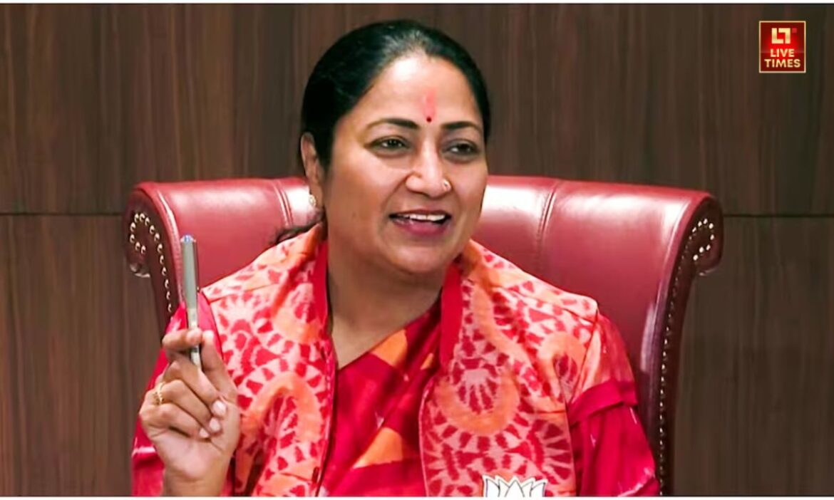 Delhi News : देश की राजधानी दिल्ली की मुख्यमंत्री रेखा गुप्ता ने दिल्ली की महिलाओं को लेकर बड़ा फैसला लिया है. इस कड़ी में 'महिला समृद्धि योजना' को कैबिनेट ने मंजूरी दे दी है.