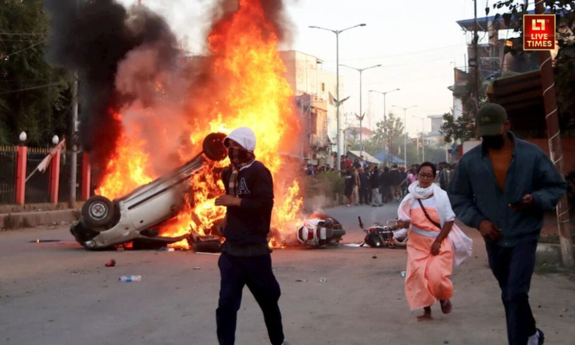 Manipur Violence : मणिपुर में हुई हिंसा के चलते 27 सुरक्षाकर्मी और 40 अन्य लोग घायल हो गए. इनमें से 12 की हालत गंभीर है. एक शख्स की मौत भी हो चुकी है.