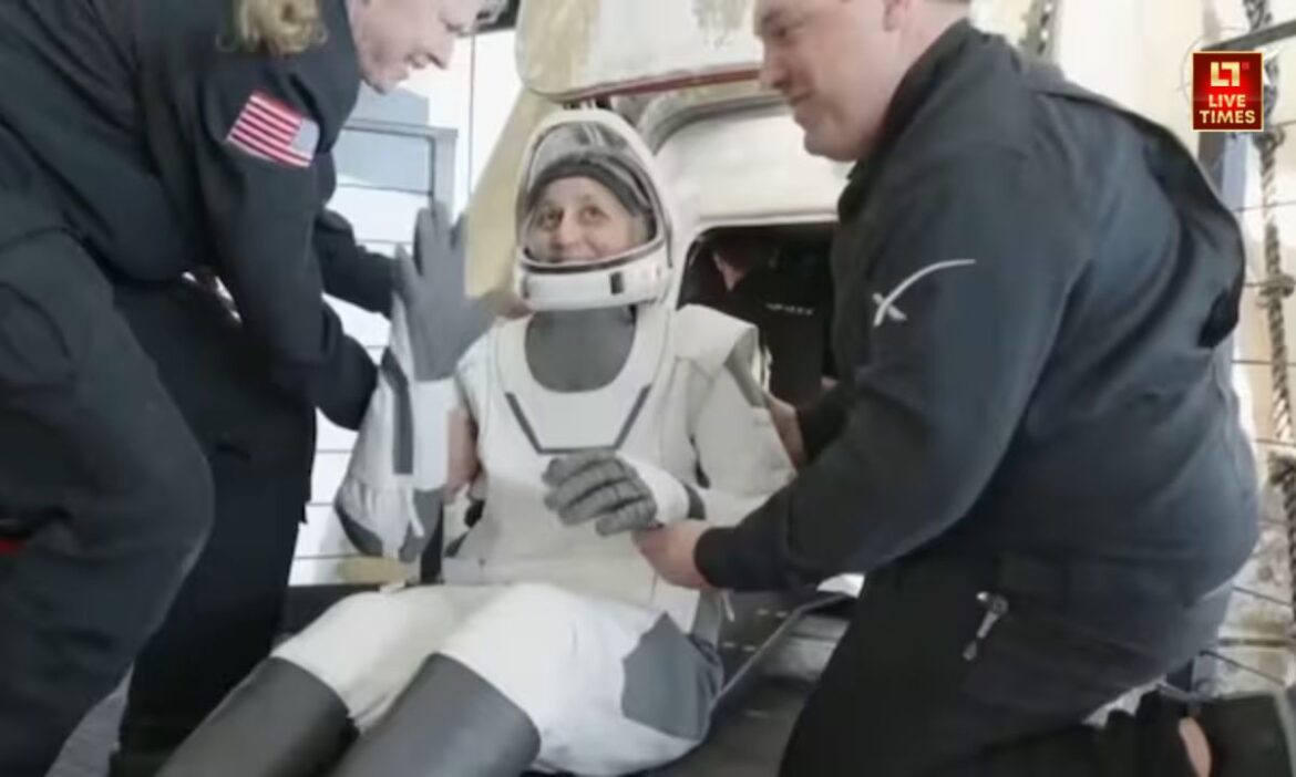 Sunita Williams Returned to Earth : भारतीय मूल की अमेरिकी अंतरिक्ष यात्री सुनीता विलियम्स ने करीब 9 महीने बाद पृथ्वी पर वापसी कर ली है. इस बीच उनका एक मुस्कुराते हुए वीडियो बड़ी तेजी से वायरल हो रहा है.