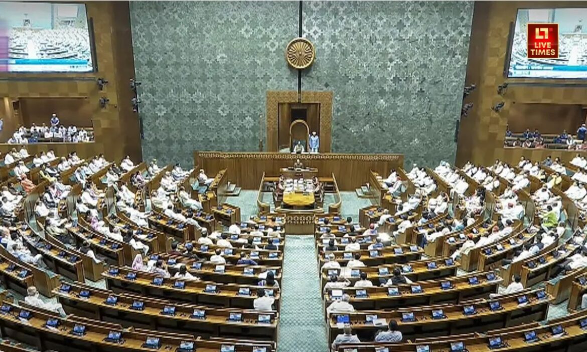 Parliament Updates : संसद के बजट सत्र का आज का दिन बेहद अहम हैं. इससे पहले ही लोकसभा शुरू होने के साथ ही सदन में विपक्ष का जोरदार हंगामा देखने को मिला जिसके चलते सदन को 12 बजे तक स्थगित कर दिया गया है.