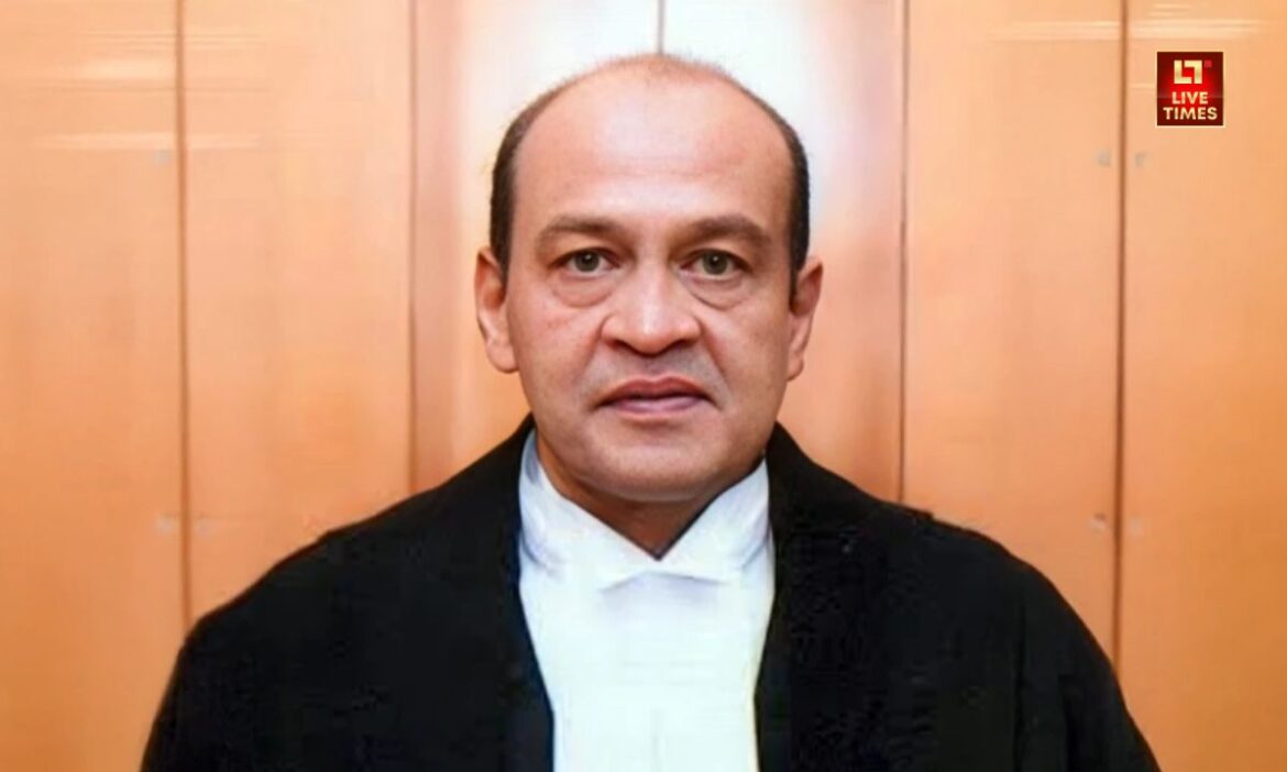 Justice Yashwant Verma : दिल्ली हाई कोर्ट के जज यशवंत वर्मा के घर से भारी मात्रा में कैश बरामद होने की वजह से उनके ट्रांसफर की बात की गई है.