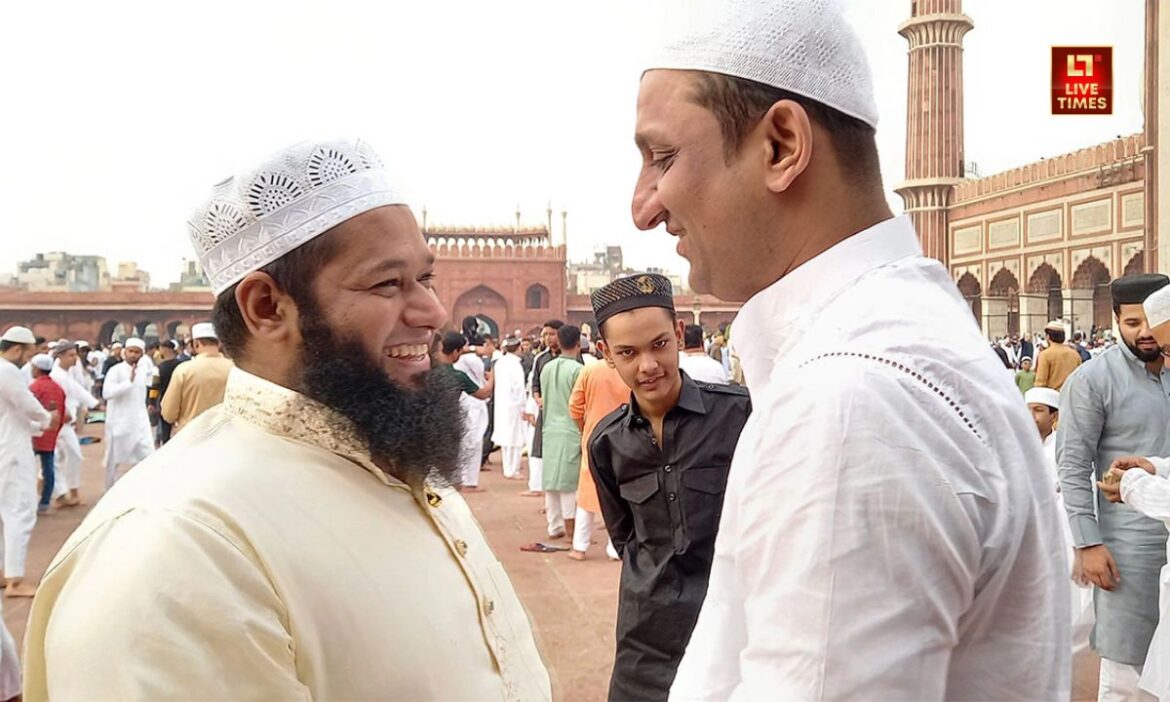 EID 2025 : रमजान का पाक महीना 2 मार्च से शुरू हुआ था और अब भी चल रहा है.1 महीने तक रखे रोजे को खत्‍म करने के बाद ईद का त्याहोर मनाया जाता है. इस साल ईद उल फितर कब मनाई जाएगी, आइए इस आर्टिकल के जरिए जानते हैं.