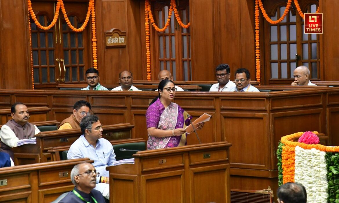 Delhi Budget Live : सीएम रेखा गुप्ता ने दिल्ली बजट सत्र के दूसरे दिन दिल्ली वासियों के लिए बड़ी सौगात दी है. उन्होंने 1 लाख करोड़ रुपये के बजट का एलान किया है.