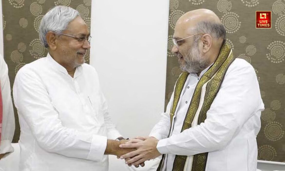 Amit Shah in Bihar : केंद्रीय गृह मंत्री और BJP के पूर्व राष्ट्रीय अध्यक्ष अमित शाह आज बिहार के मुख्यमंत्री नीतीश कुमार से भी मुलाकात करेंगे. इस बैठक में चिराग पासवान समेत कई नेता मौजूद रहेंगे.