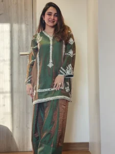 Farshi Salwar Suit Pakistani beauties