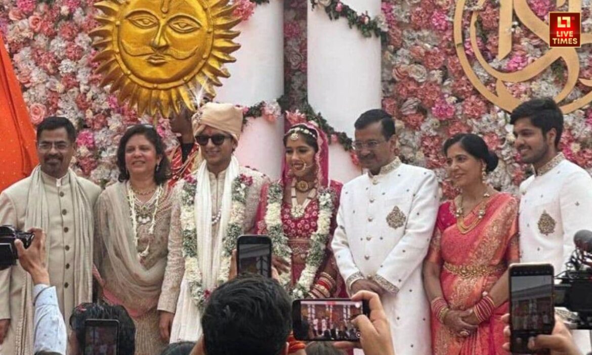 Arvind Kejriwal’s Daughter Wedding: दिल्ली के पूर्व मुख्यमंत्री करविंद केजरीवाल की बेटी हर्षिता केजरीवाल ने निजी कार्यक्रम में संभव जैन के साथ शादी के बंधन में बंध गई हैं.