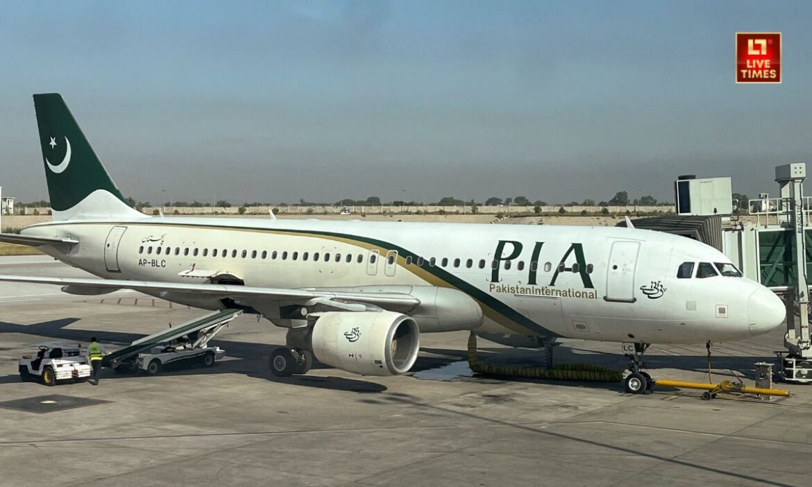 Pakistan International Airlines: पाकिस्तान इंटरनेशनल एयरलाइंस (PIA) को बेचने की कोशिशें वर्षों से जारी हैं. अब सरकार ने इसे पूरी तरह निजी हाथों में देने का फैसला किया है और निवेशकों को नए ऑफर्स दिए हैं.